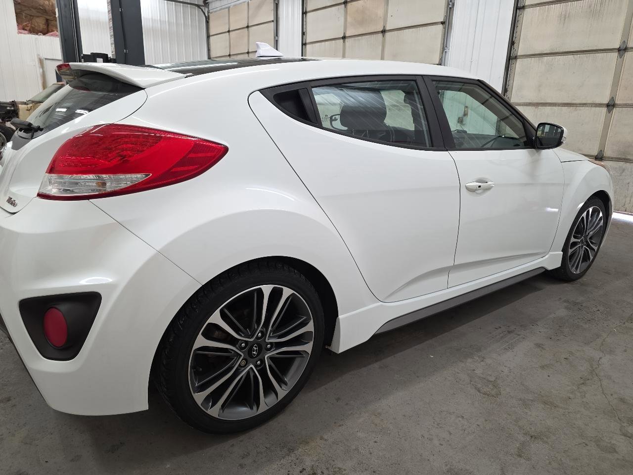 Used 2016 Hyundai Veloster Turbo FWD image 14