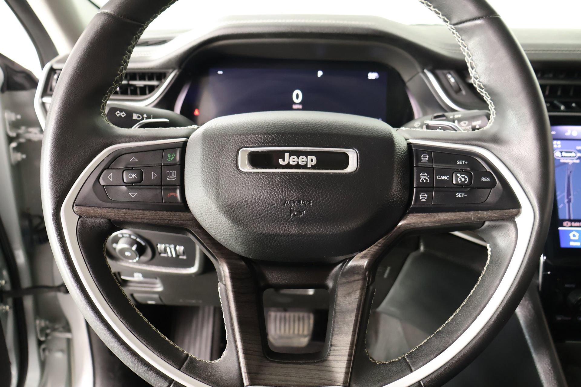 Used 2023 Jeep Grand Cherokee Limited w/ Black Appearance Package AWD/4WD image 3