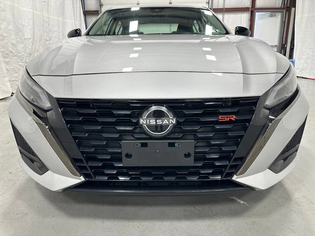 Used 2023 Nissan Altima 2.5 SR FWD image 2