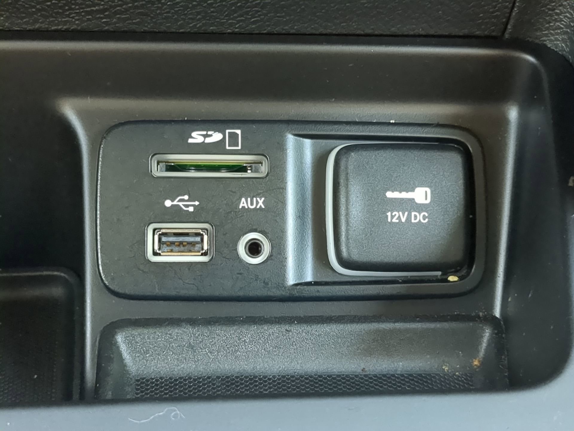 Used 2018 Jeep Cherokee Latitude w/ Safety Group FWD image 59