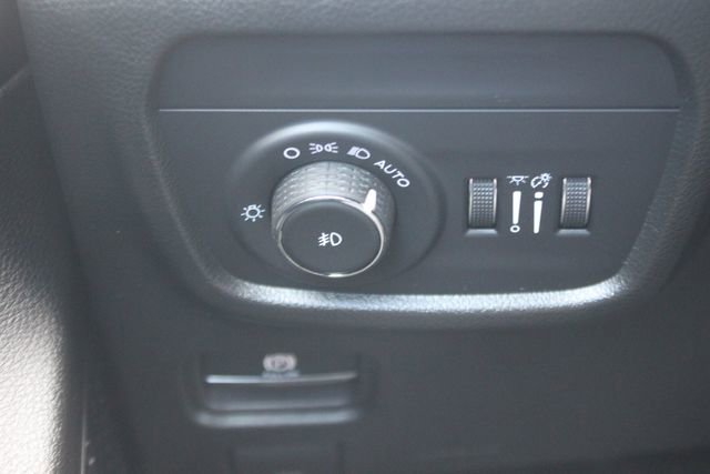 Used 2025 Jeep Grand Cherokee Limited w/ Luxury Tech Group II AWD/4WD image 20