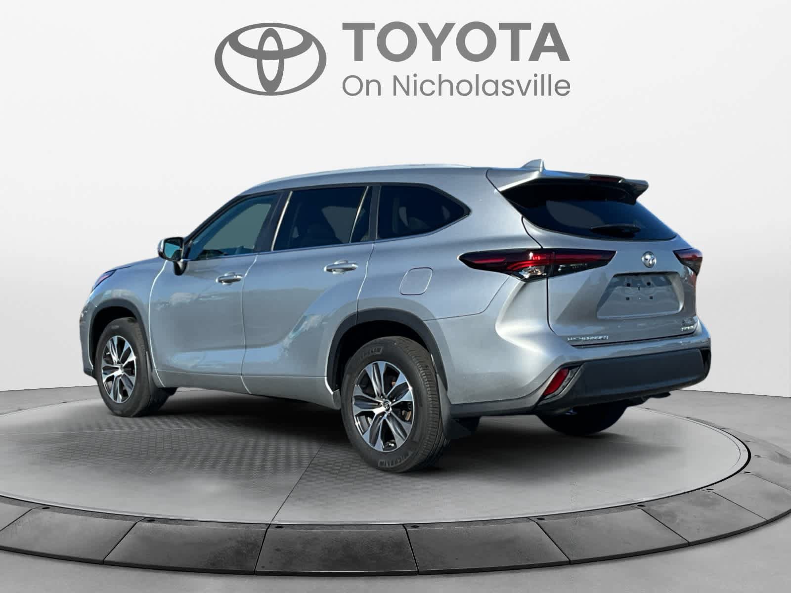 Used 2024 Toyota Highlander XLE AWD/4WD image 3
