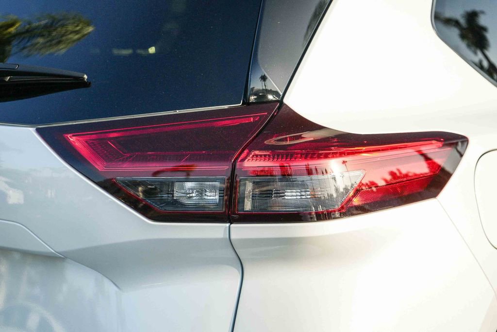 Used 2025 Nissan Rogue SL FWD image 7