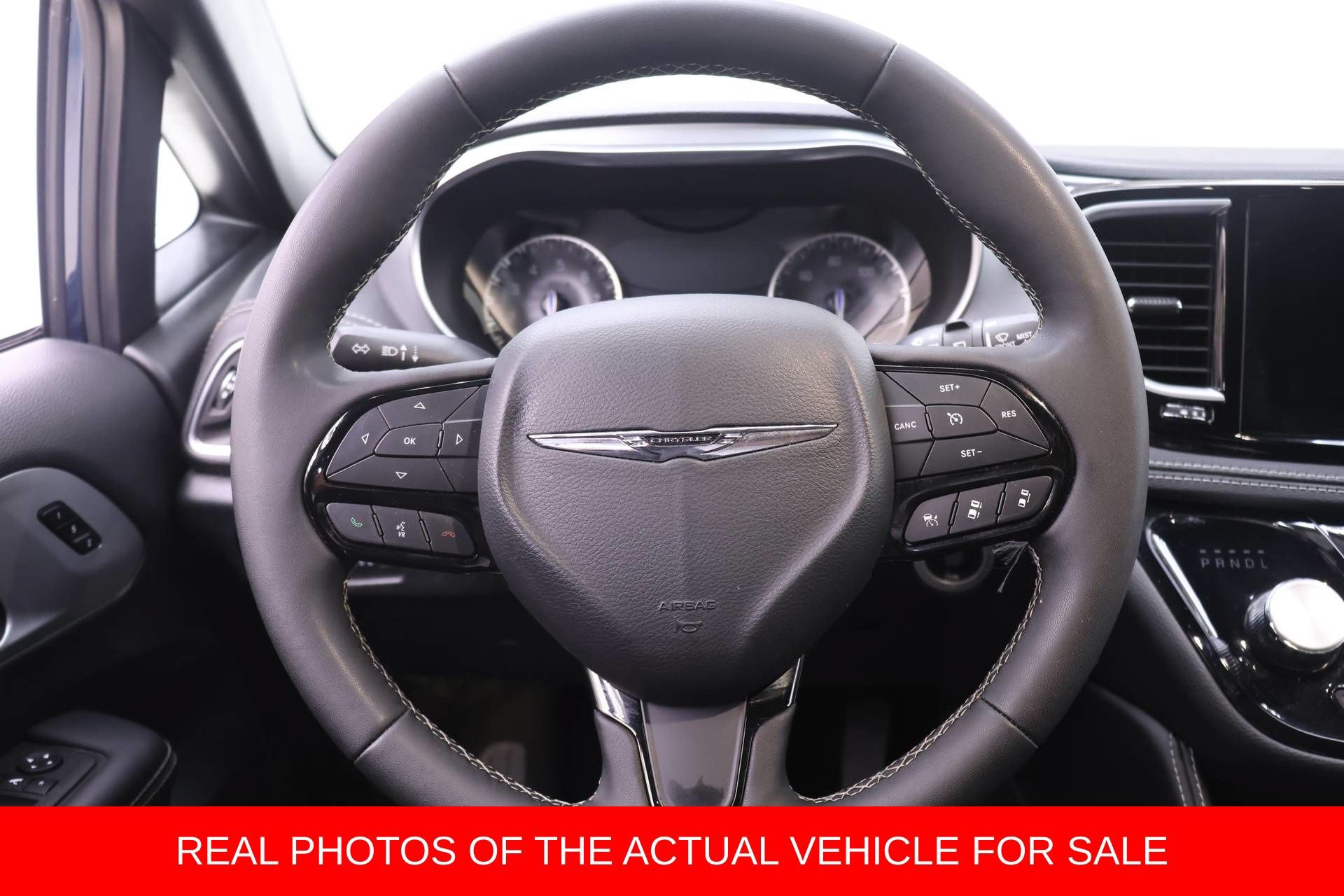 Used 2025 Chrysler Pacifica Limited FWD image 13