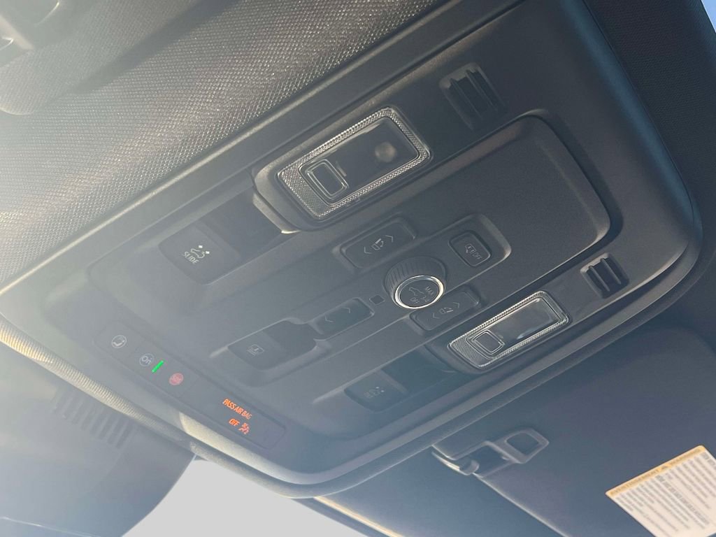 Used 2025 Chevrolet Tahoe High Country image 34