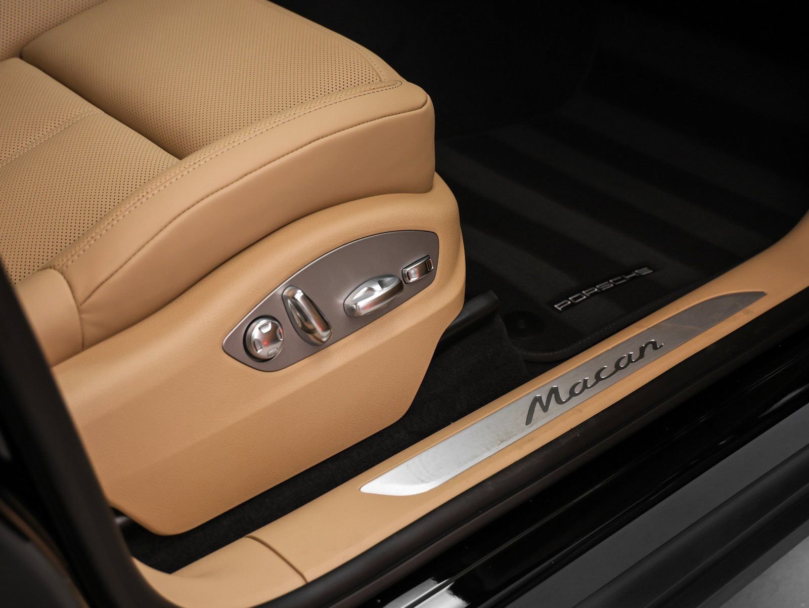 Certified 2026 Porsche Macan AWD/4WD image 17