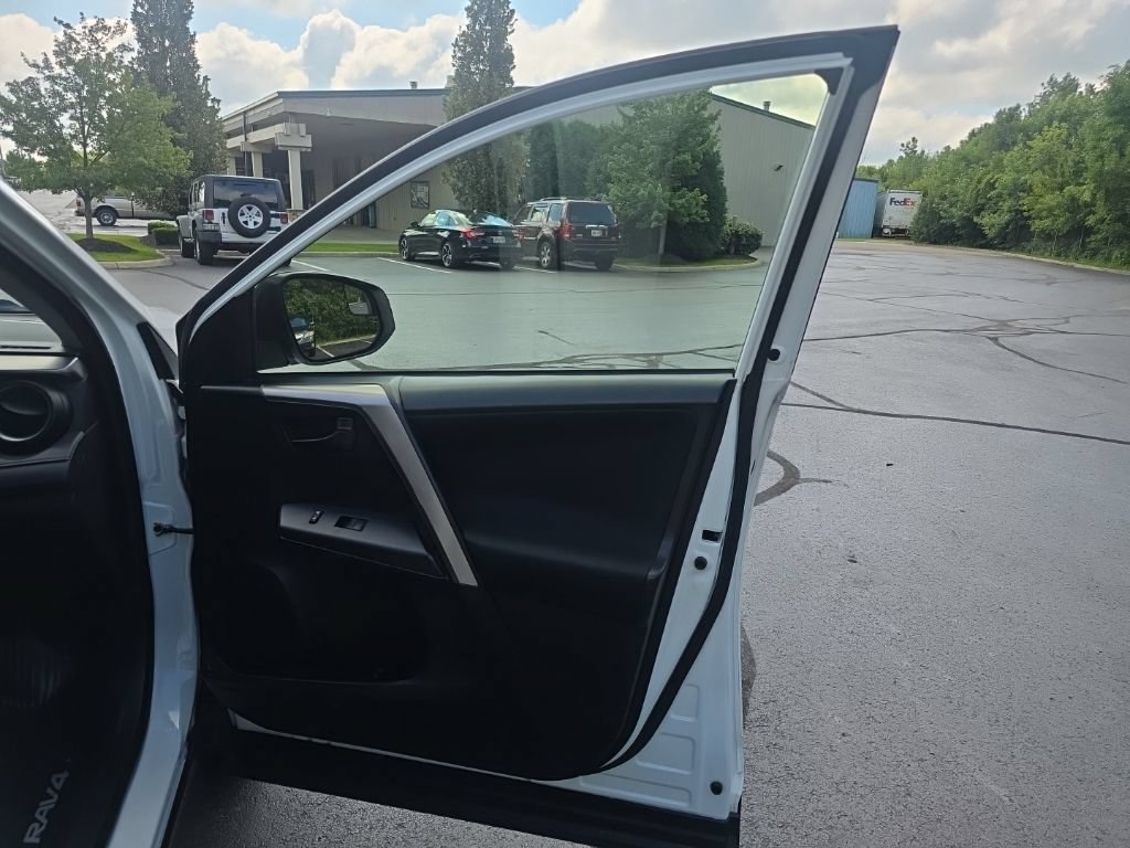 Used 2018 Toyota RAV4 LE w/ All Weather Liner Package FWD image 30