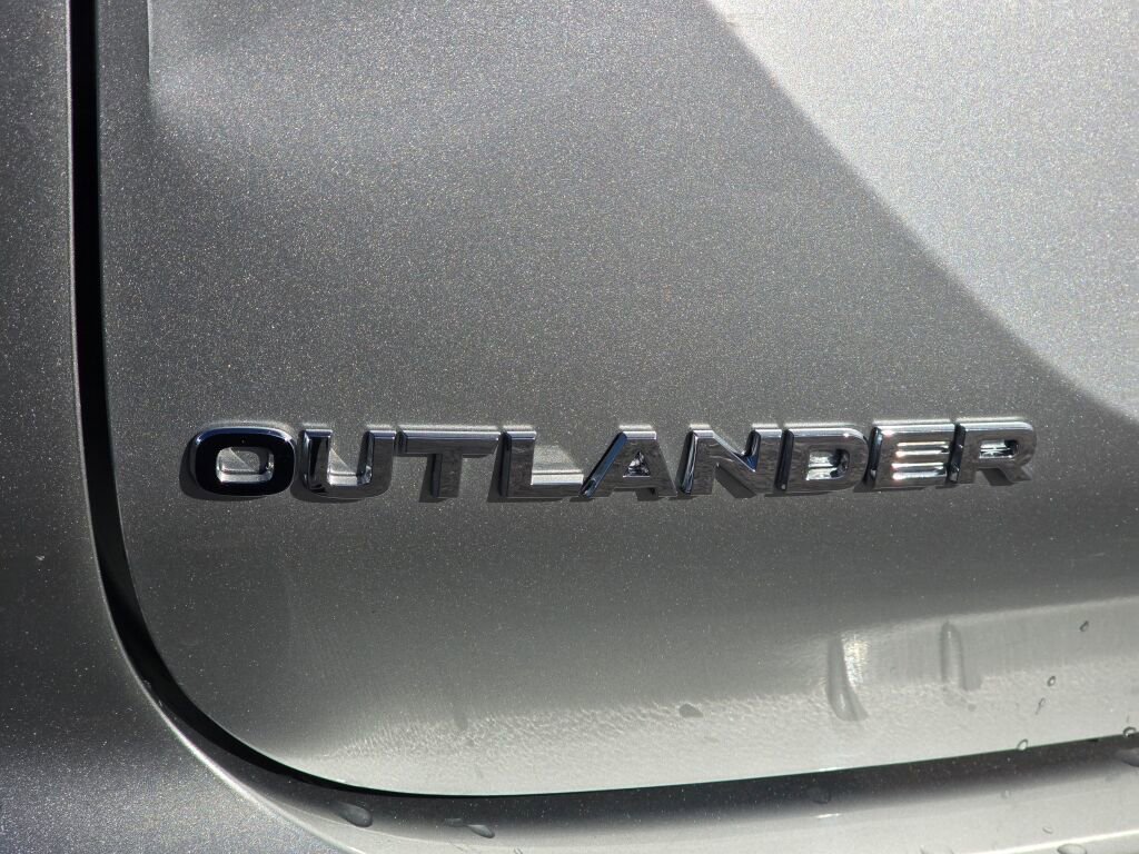 Used 2022 Mitsubishi Outlander SE image 16