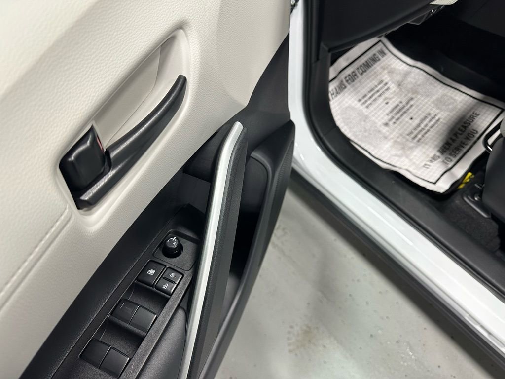 Used 2025 Toyota Corolla Cross L image 9