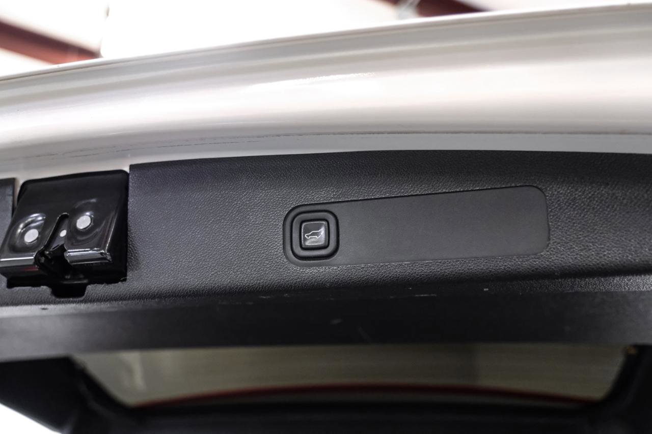 Used 2013 Cadillac Escalade Platinum RWD image 68