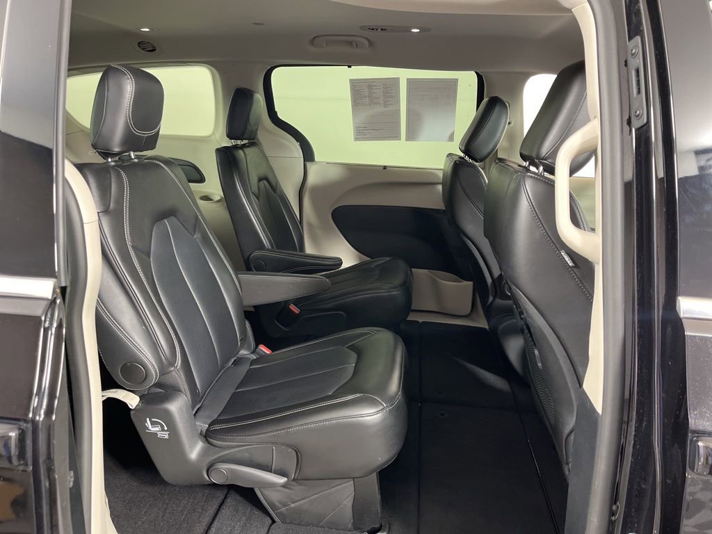 Used 2024 Chrysler Pacifica Touring-L image 7
