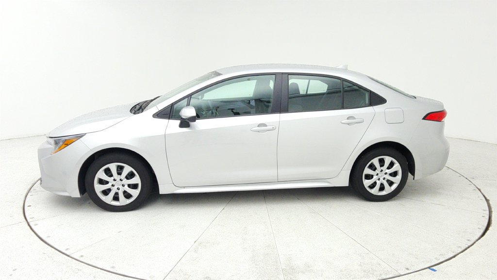 Used 2025 Toyota Corolla LE FWD image 4