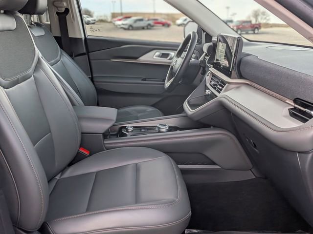 Used 2025 Ford Explorer Active w/ Active Comfort Package image 38