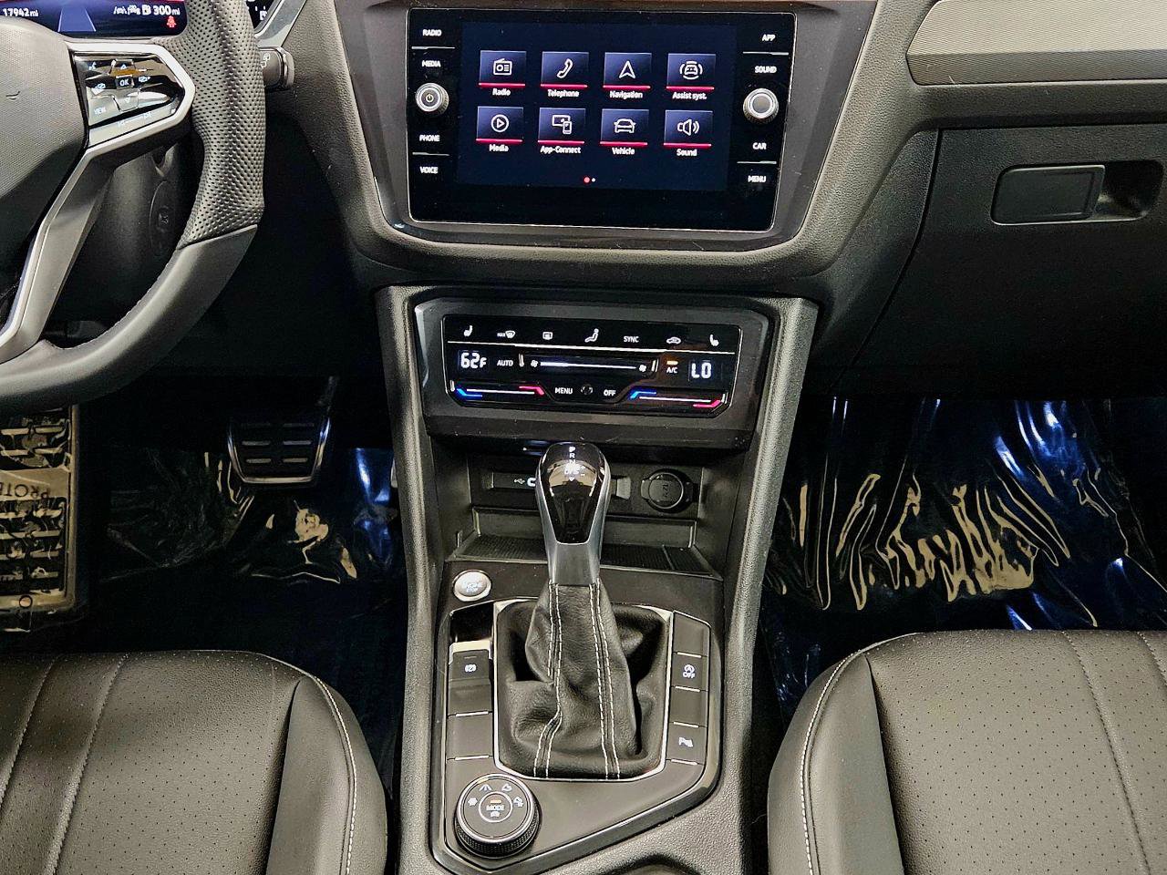 Used 2024 Volkswagen Tiguan SE R-Line image 15