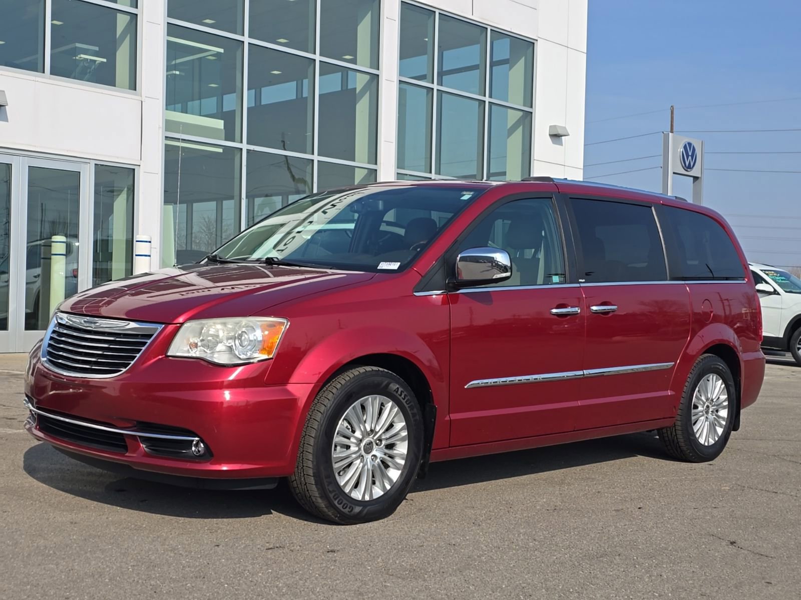 Used 2013 Chrysler Town & Country Limited w/ Luxury Group FWD image 6