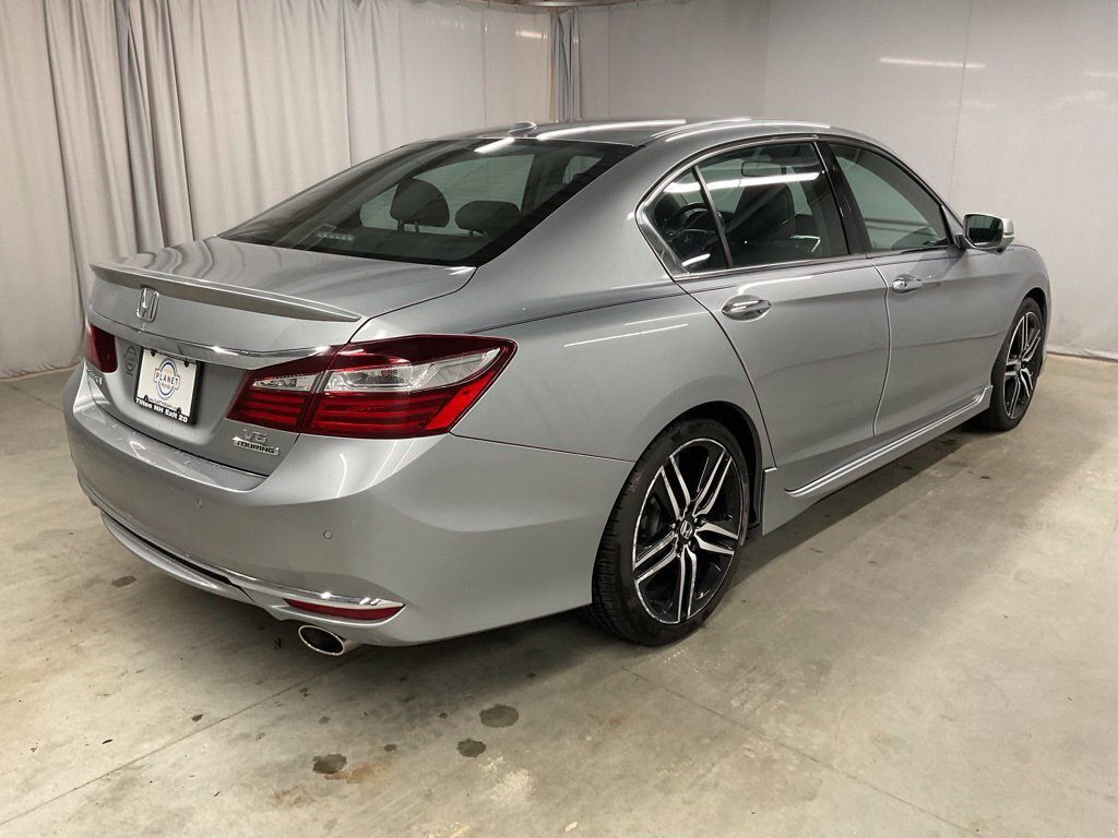 Used 2017 Honda Accord Touring image 12