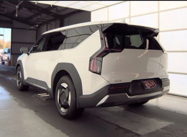 Certified 2024 Kia EV9 Light Long Range RWD image 4