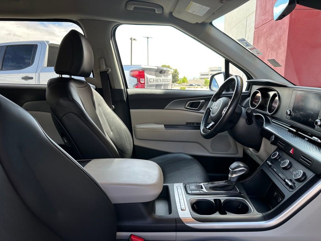 Used 2022 Kia Carnival LX image 32