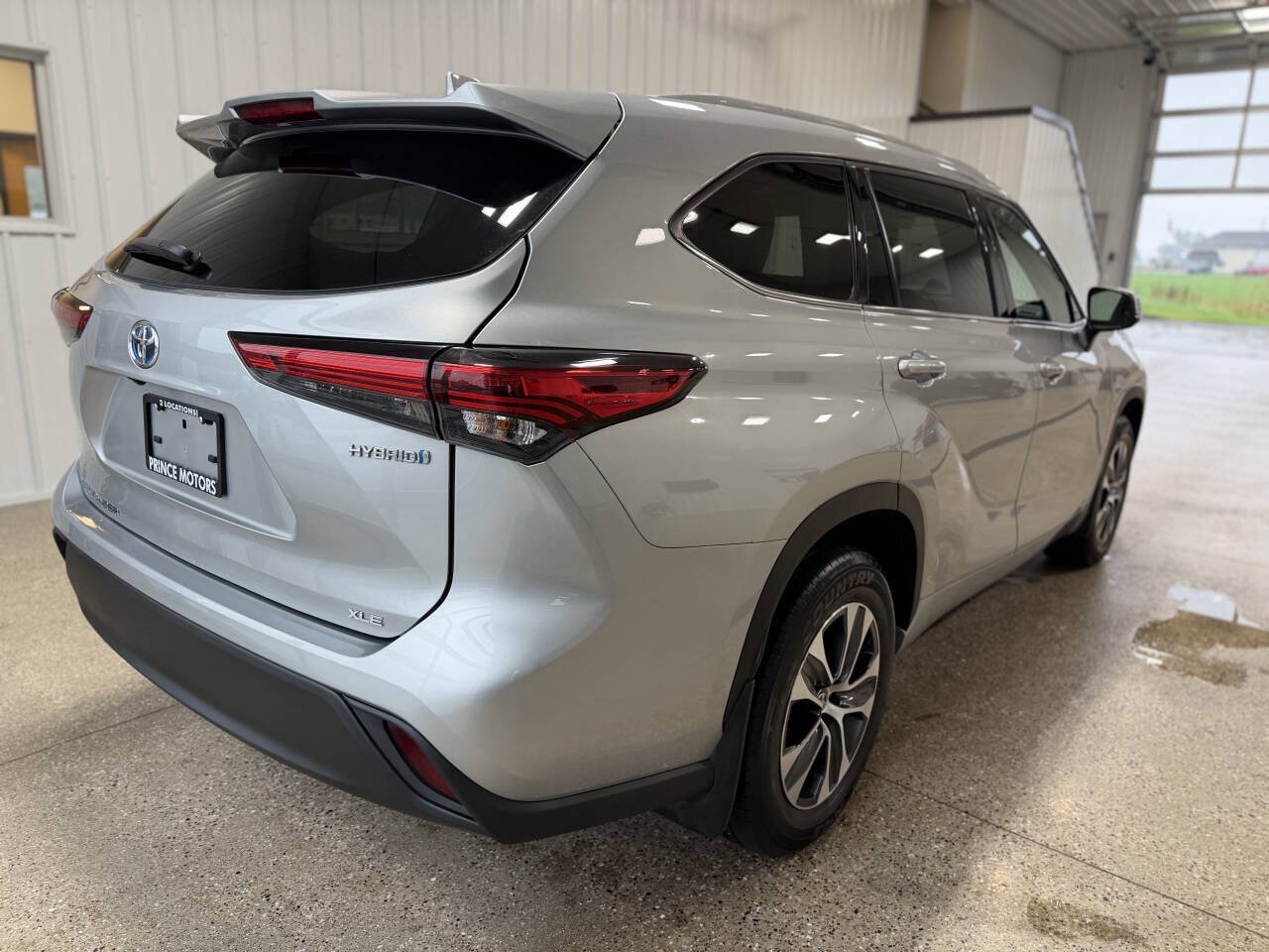 Used 2022 Toyota Highlander XLE AWD/4WD image 42