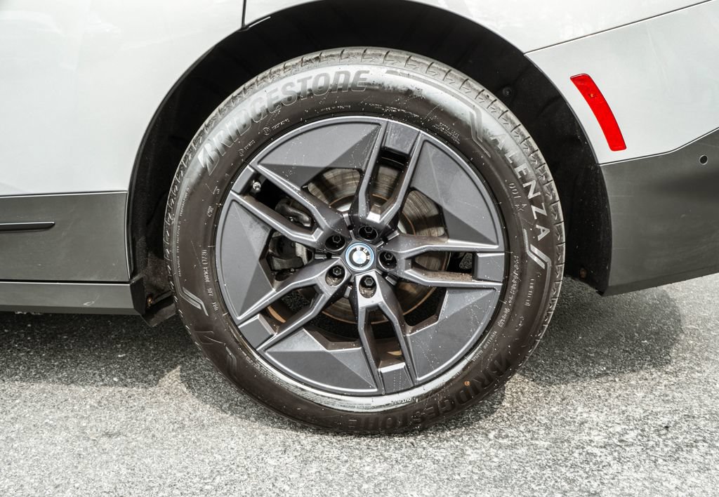 Used 2024 BMW iX xDrive50 w/ Premium Package AWD/4WD image 32