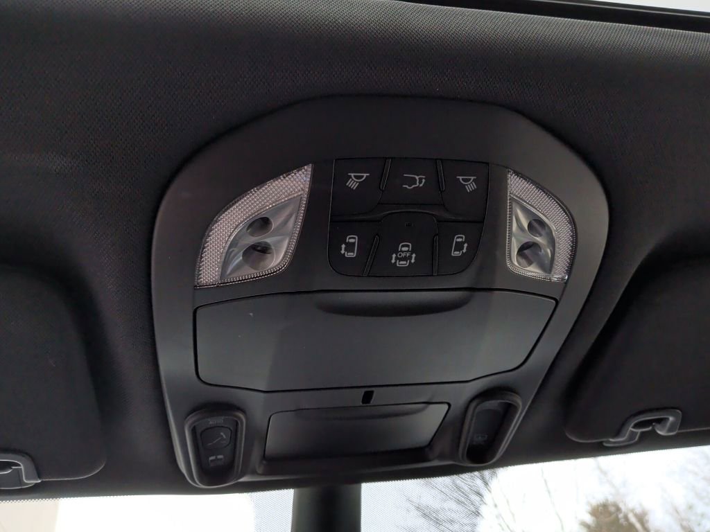 Used 2025 Chrysler Pacifica Limited w/ Uconnect Theater Family Group image 36