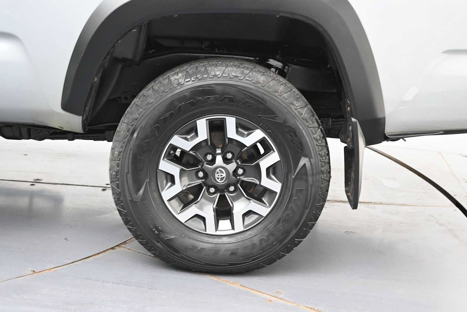 Used 2019 Toyota Tacoma TRD Off-Road w/ Technology Package AWD/4WD image 5
