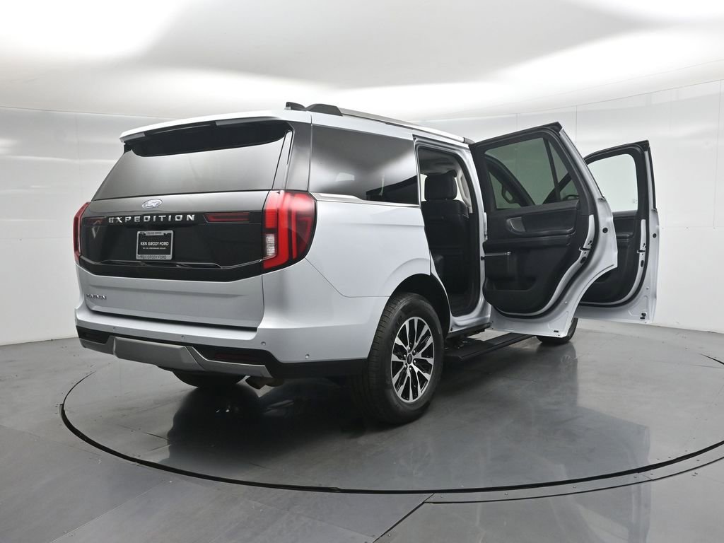 Certified 2025 Ford Expedition Platinum AWD/4WD image 4