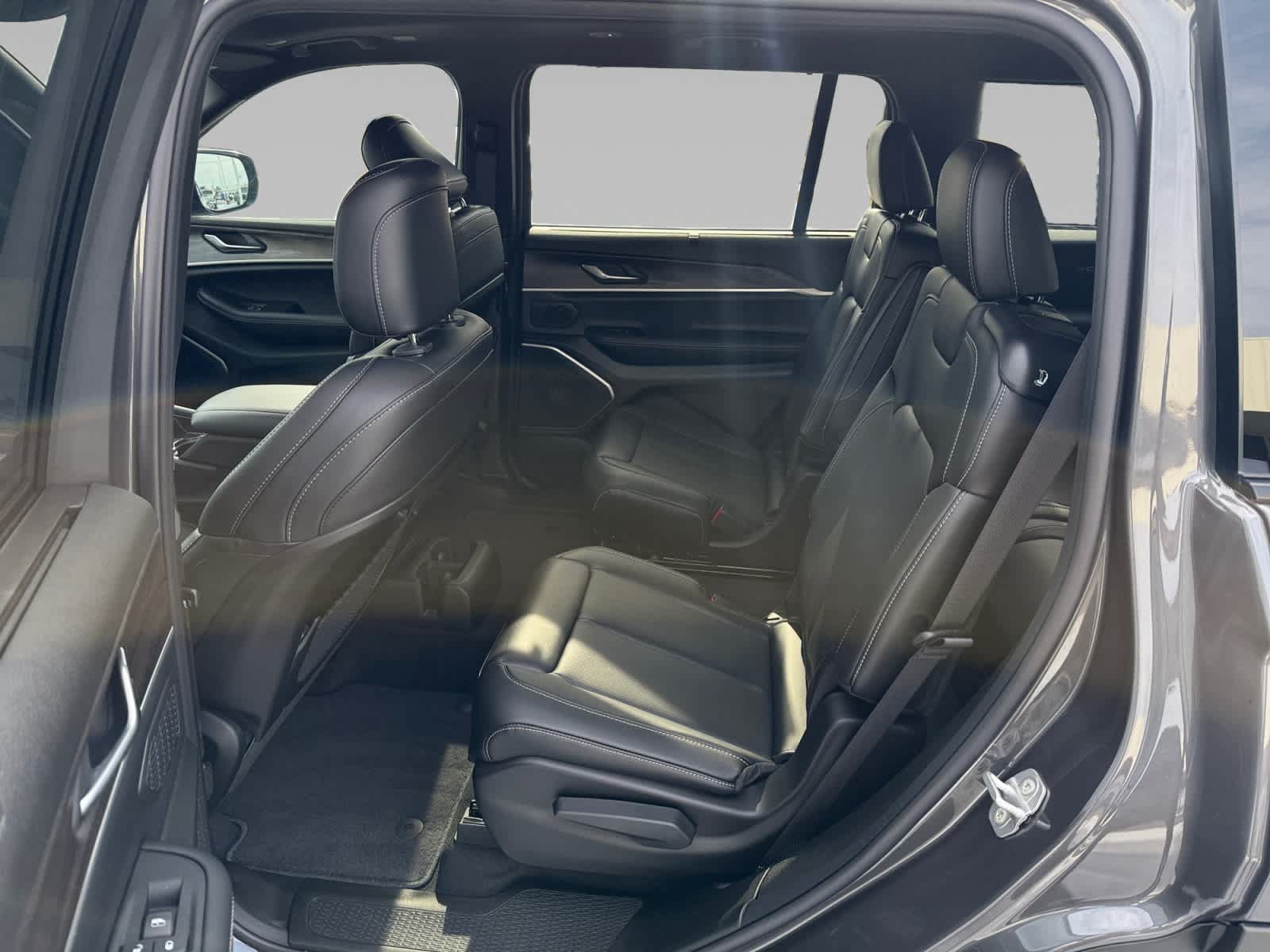 New 2025 Jeep Grand Cherokee L Limited w/ Luxury Tech Group II AWD/4WD image 13