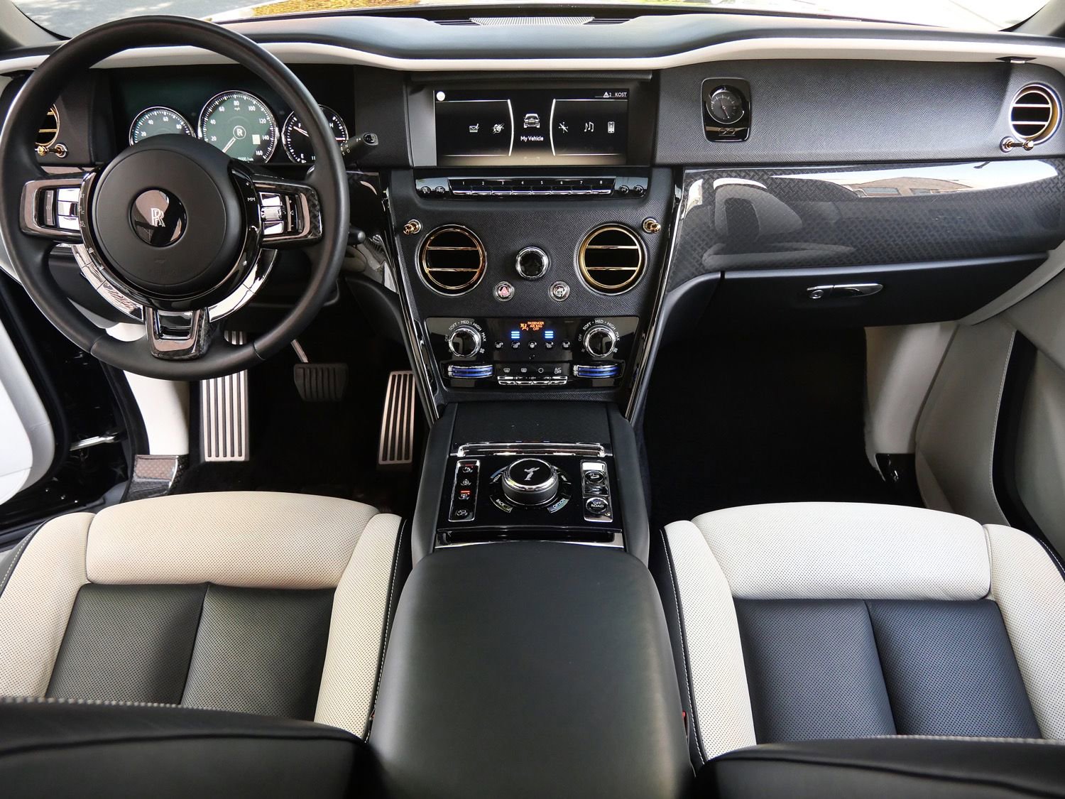 Certified 2022 Rolls-Royce Cullinan Black Badge w/ Dark Exterior Package AWD/4WD image 4