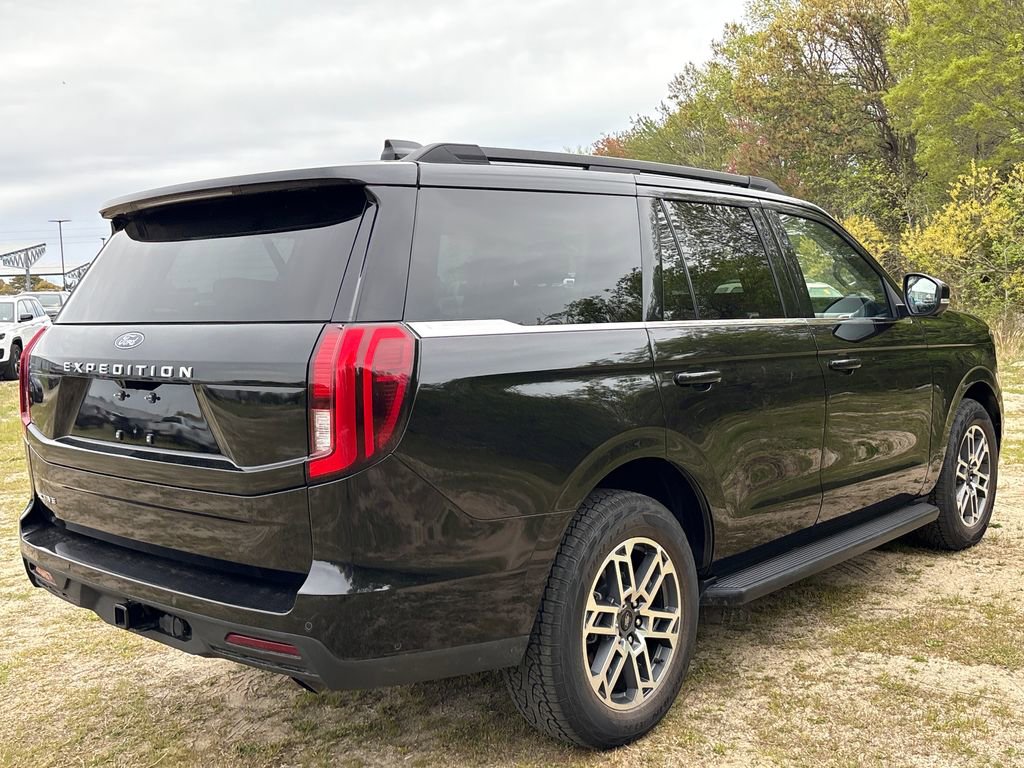 Used 2025 Ford Expedition Active AWD/4WD image 6