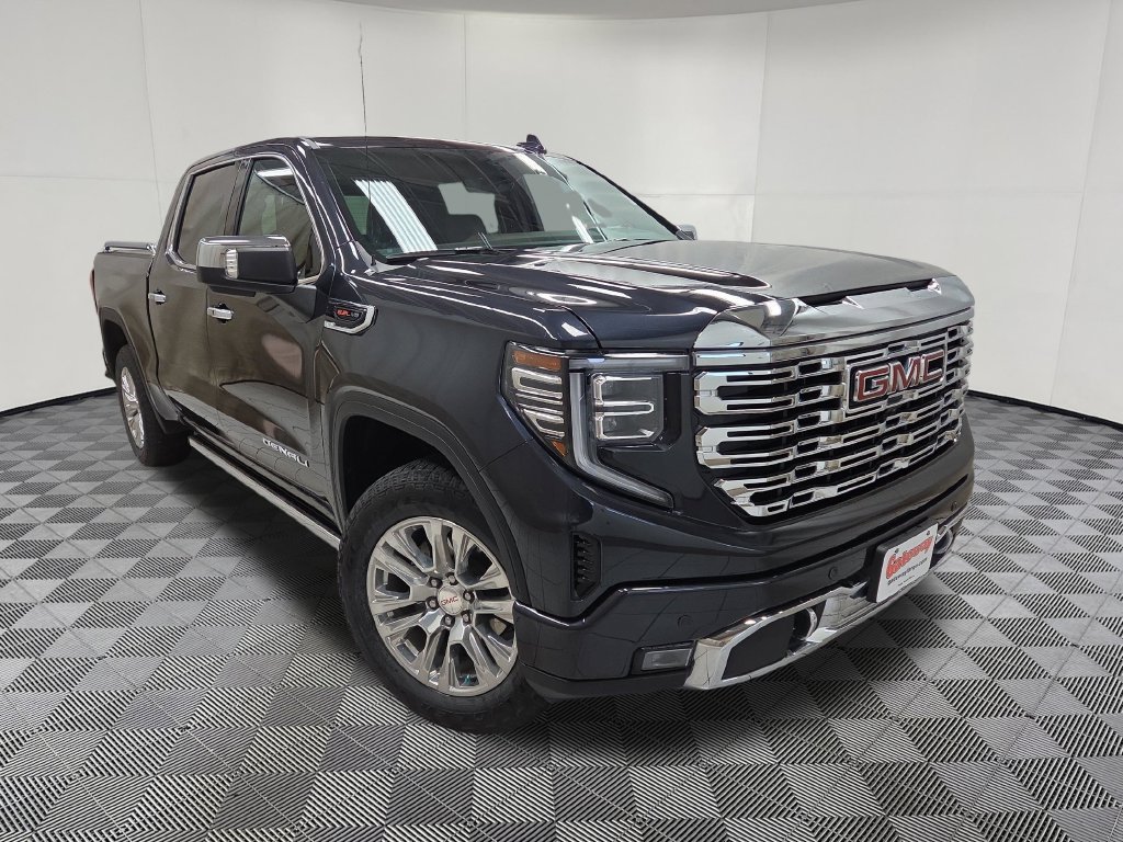 Used 2023 GMC Sierra 1500 Denali w/ Technology Package AWD/4WD image 3