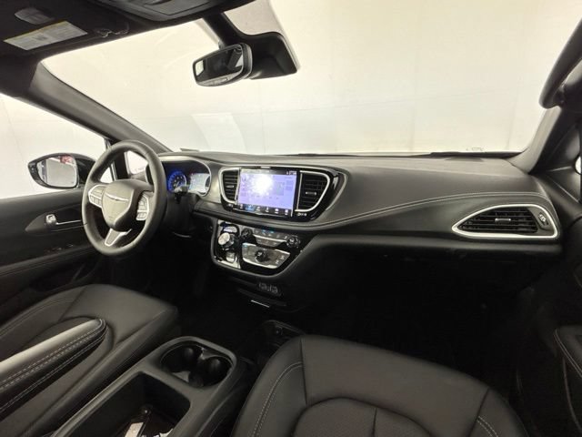 Used 2025 Chrysler Pacifica Select FWD image 29