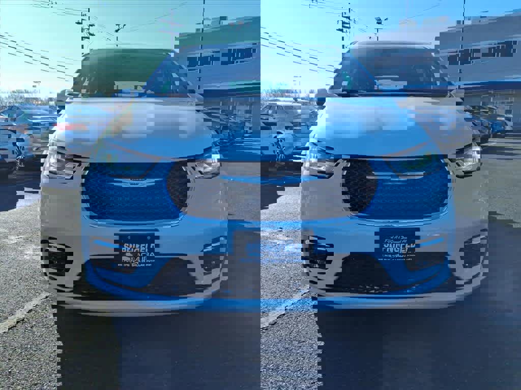 Used 2023 Chrysler Pacifica Touring-L image 2