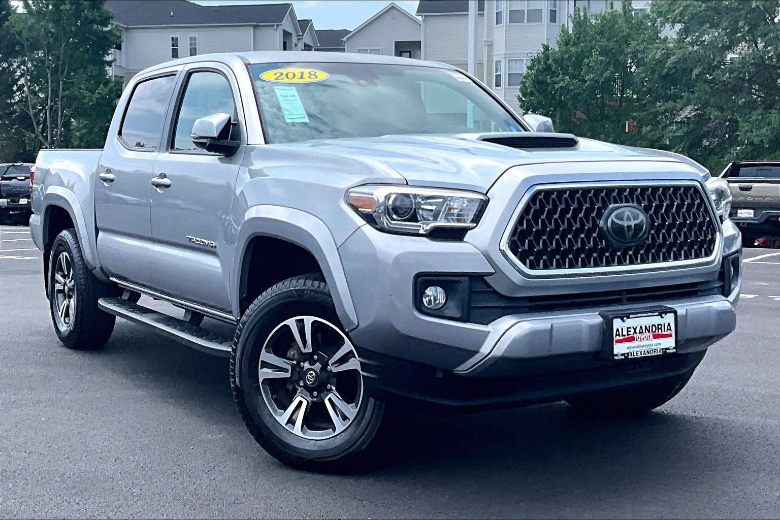Used 2018 Toyota Tacoma TRD Sport AWD/4WD image 2