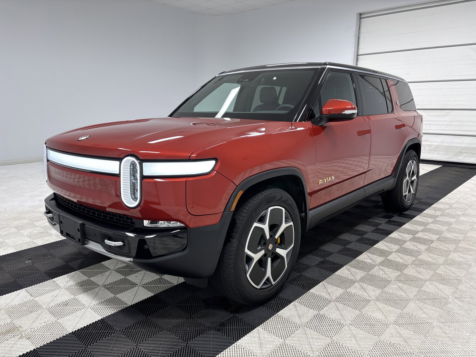 Used 2024 Rivian R1S Adventure image 1