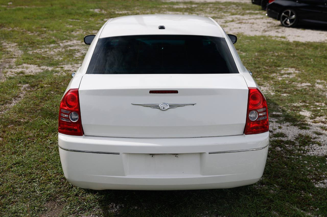 Used 2010 Chrysler 300 Touring RWD image 9