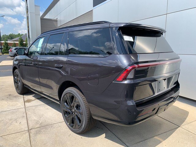 New 2027 Lincoln Navigator Reserve w/ Jet Appearance Package AWD/4WD image 3
