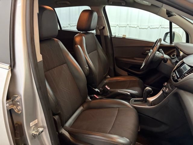 Used 2020 Chevrolet Trax LT w/ LT Convenience Package AWD/4WD image 24