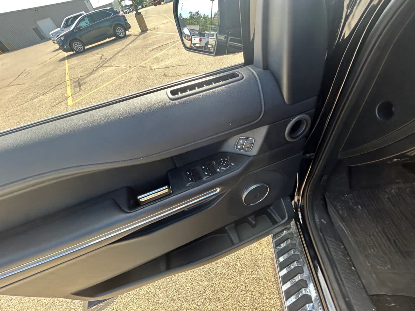 Used 2020 Ford Expedition XLT w/ Equipment Group 202A AWD/4WD image 10