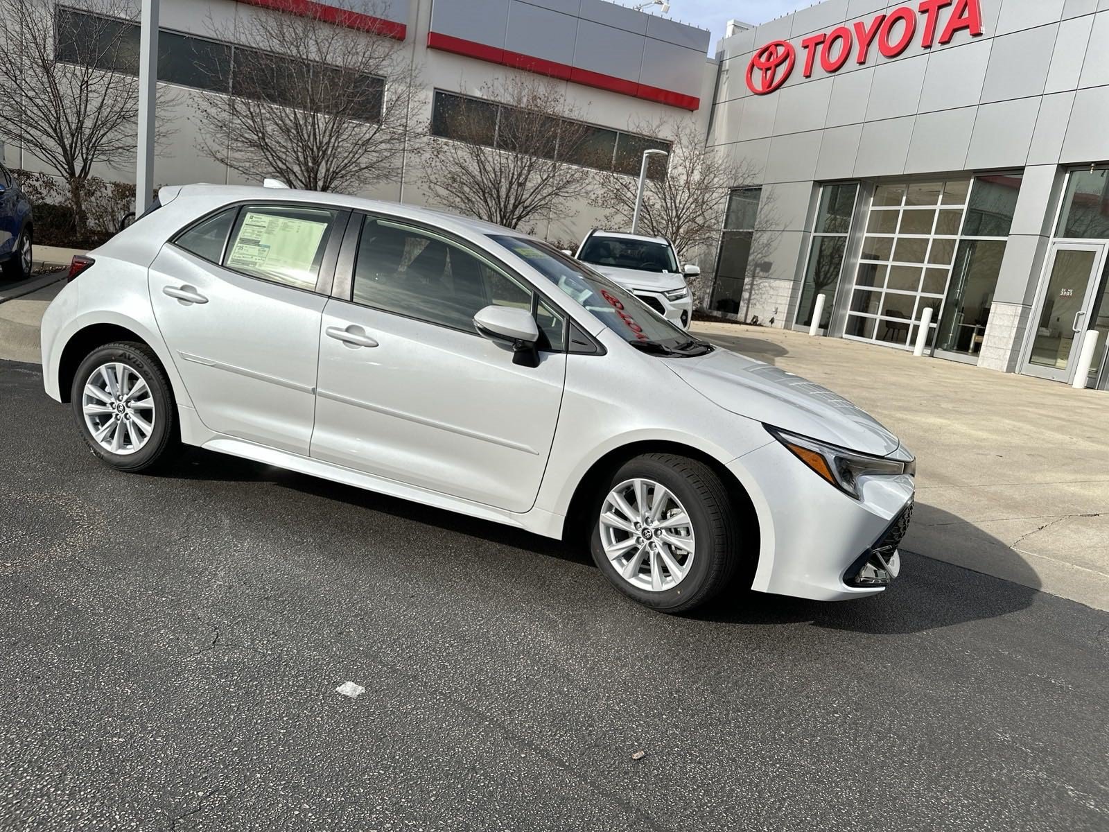 Used 2025 Toyota Corolla SE w/ SE Package FWD image 2