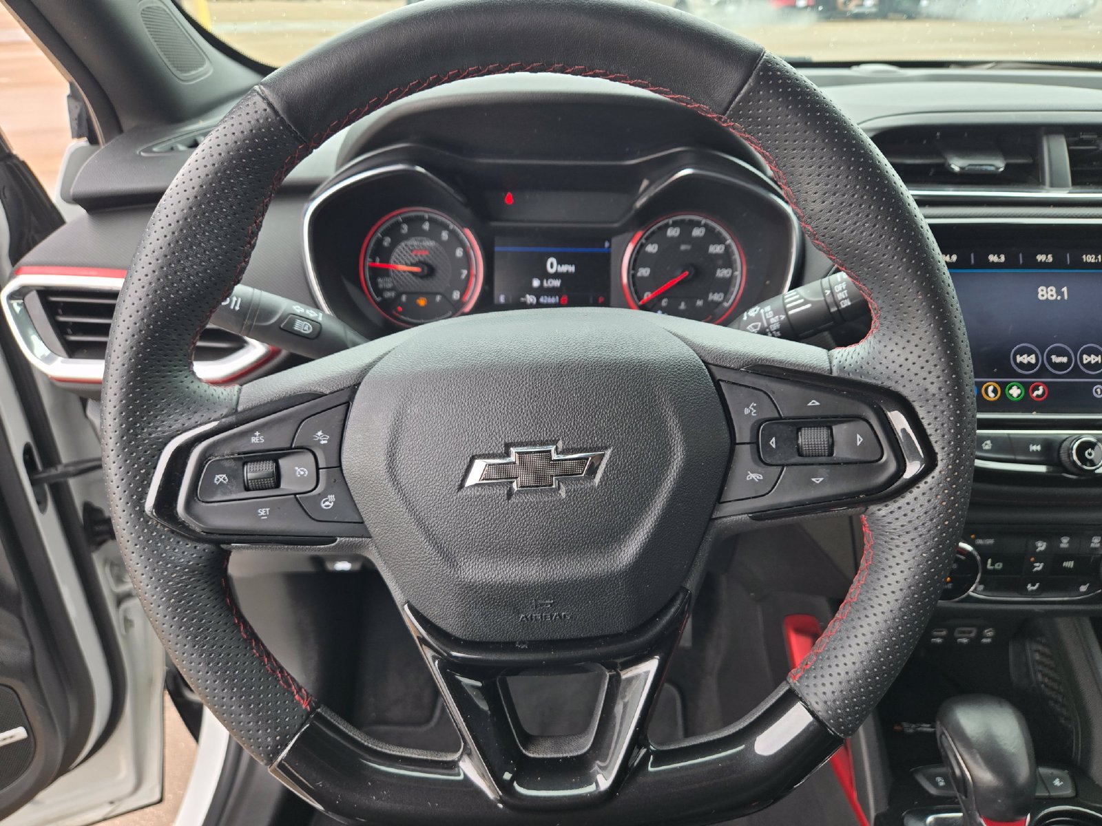 Used 2023 Chevrolet TrailBlazer RS w/ Sun and Liftgate Package FWD image 11