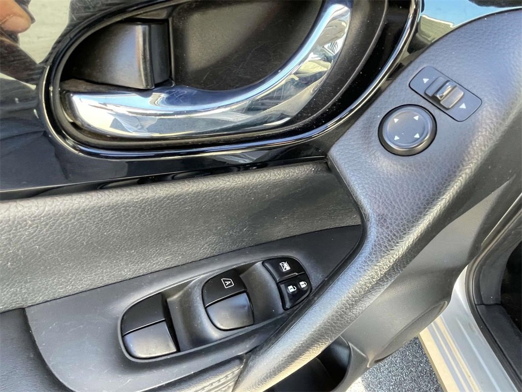 Used 2017 Nissan Rogue Sport SV w/ SV Premium Package image 19