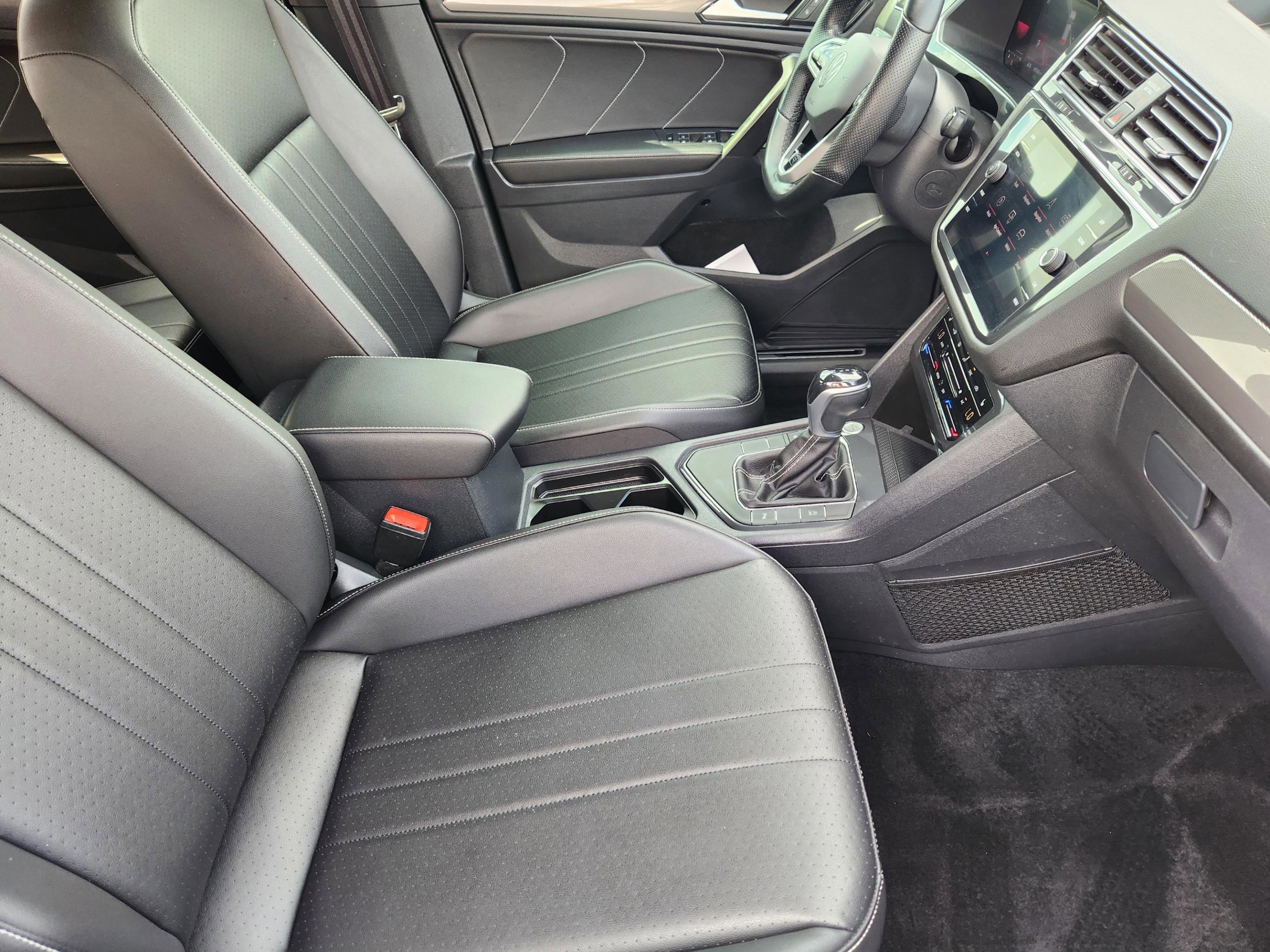 Used 2022 Volkswagen Tiguan SE R-Line image 6