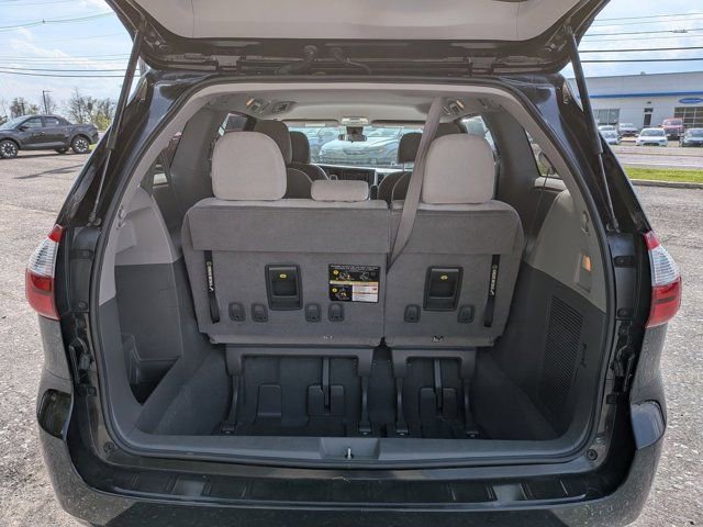 Certified 2020 Toyota Sienna L FWD image 5