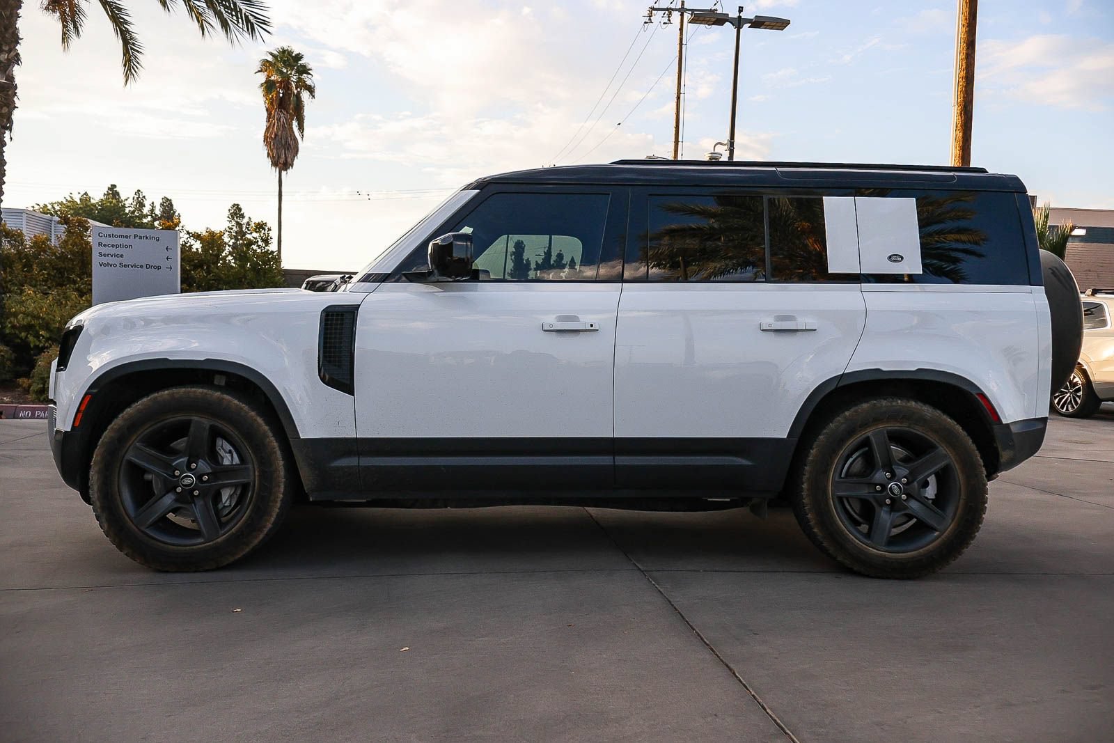 Certified 2025 Land Rover Defender 110 X-Dynamic SE AWD/4WD image 8