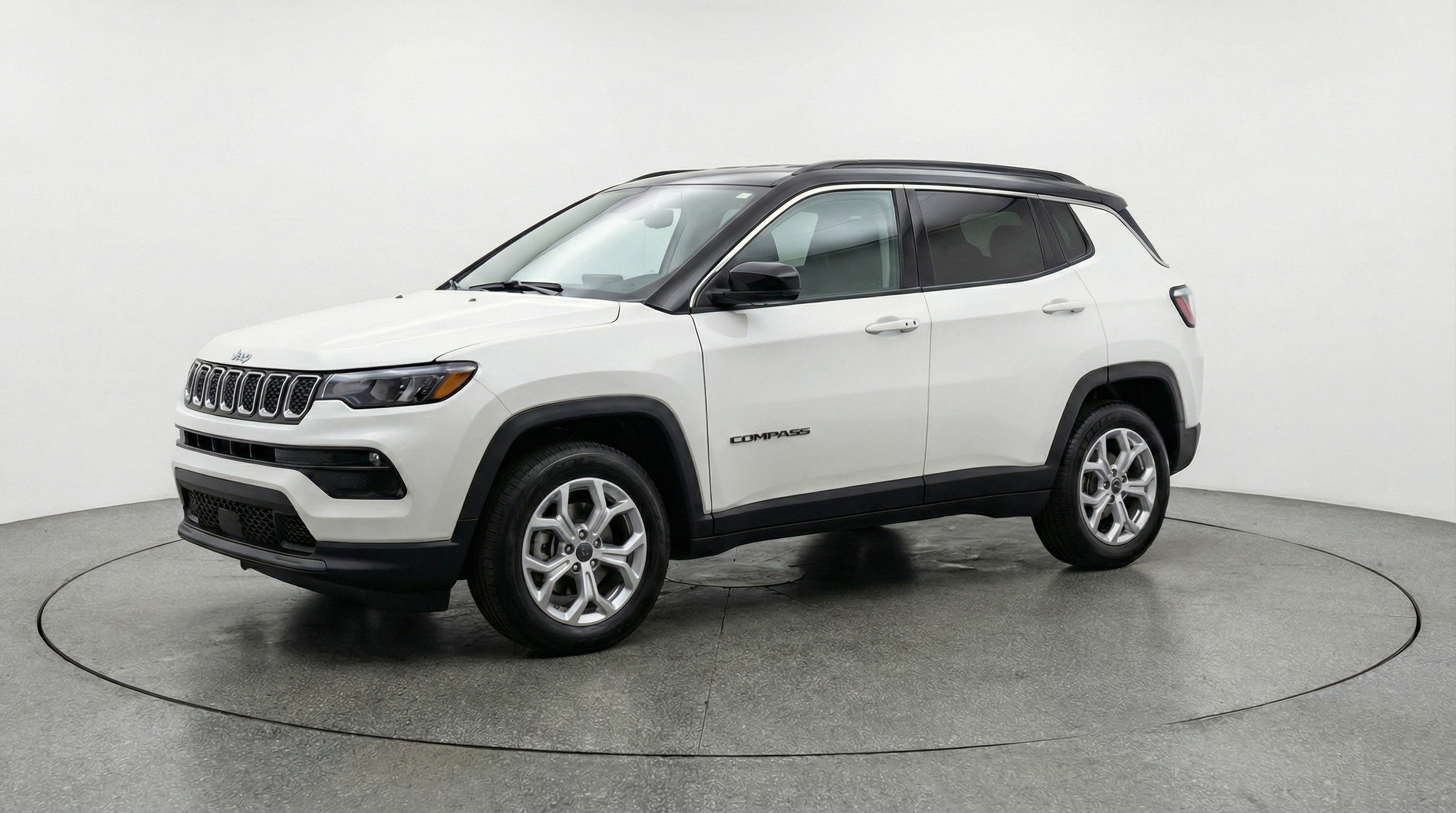Used 2025 Jeep Compass Latitude image 3
