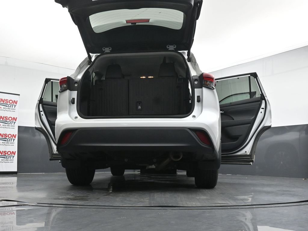 Used 2024 Toyota Highlander XLE AWD/4WD image 29