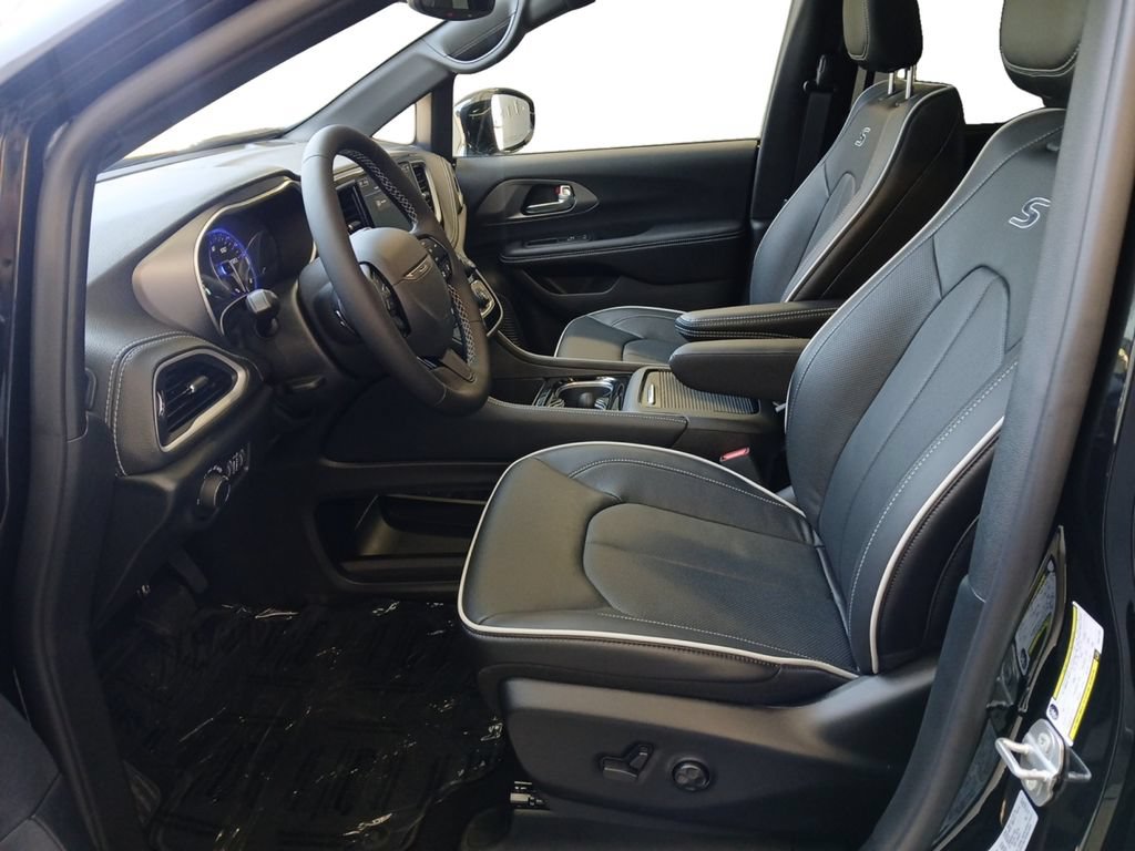 New 2027 Chrysler Pacifica Limited FWD image 19