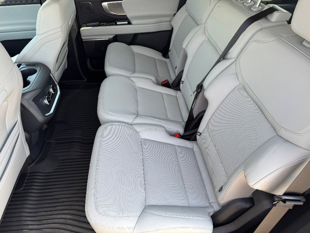 Used 2025 Ford Expedition Platinum w/ Driver's Package AWD/4WD image 15