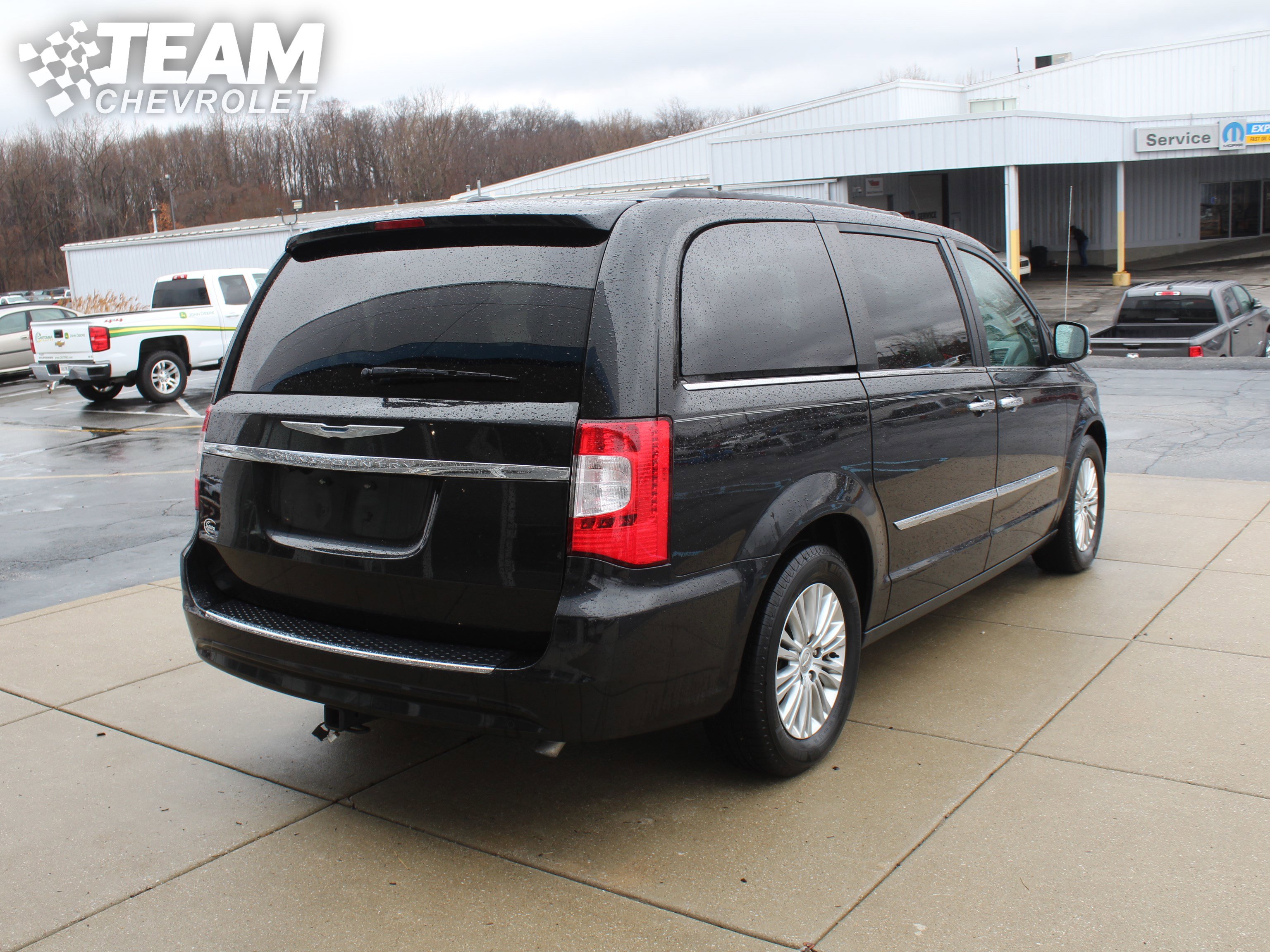 Used 2015 Chrysler Town & Country Touring-L w/ Driver Convenience Group image 4